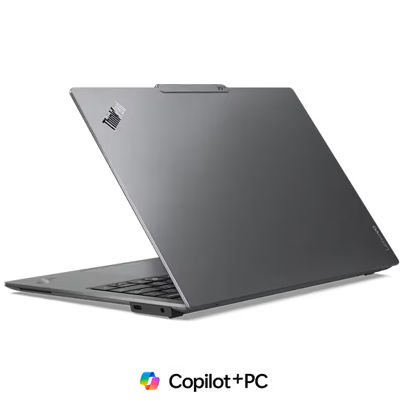 Halbgeschlossener Gehäusedeckel des ThinkPad X9-15 G1 aus sandgestrahltem Aluminium mit dezentem ThinkPad-Logo in der Ecke.