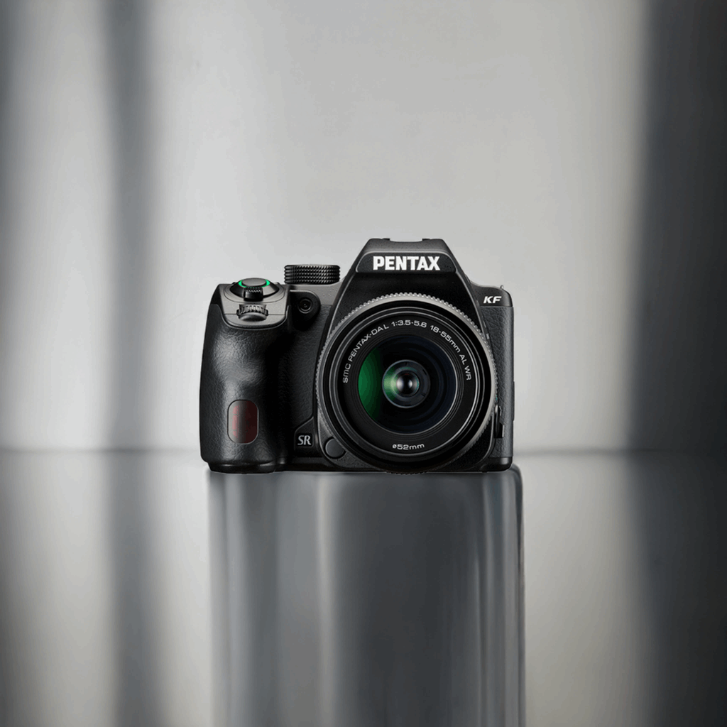 Pentax KF APS-C digitales SLR-Kamerakit mit 18-55 mm WR Zoomobjektiv wetterfest