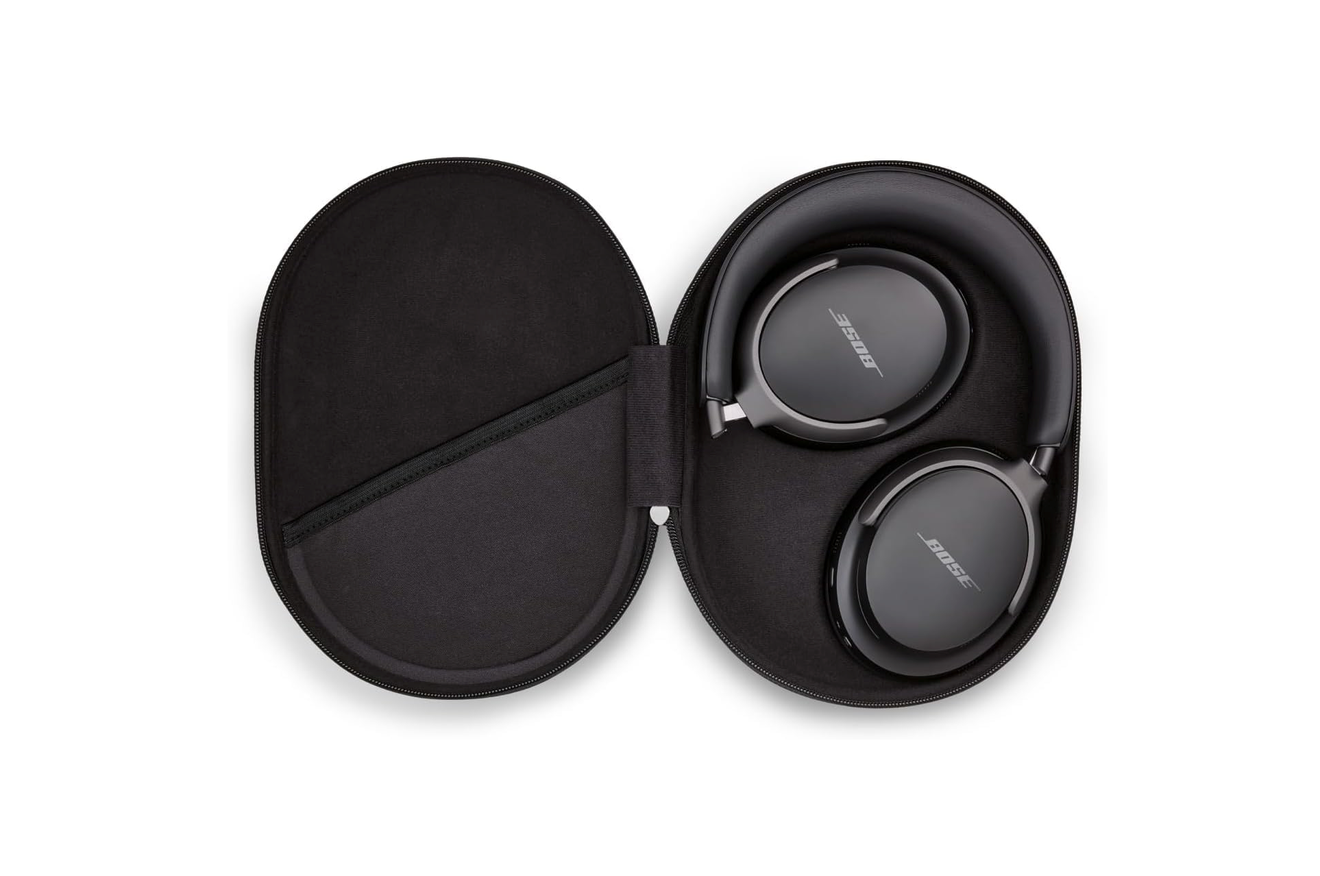 Die Bose Quiet Comfort Ultra Over-Ear-Kopfhörer liegen geöffnet in ihrem schwarzen, ovalen Hartschalentragecase auf weißem Hintergrund. Die Ohrmuscheln zeigen das Bose-Logo.