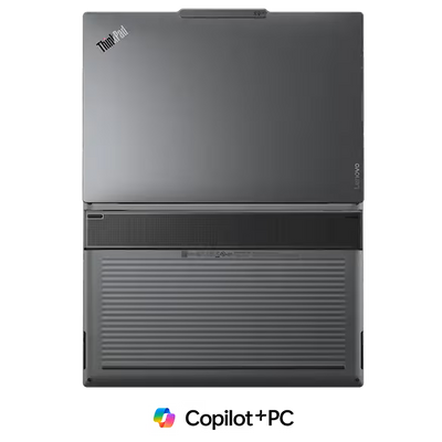 Rückansicht des aufgeklappten Lenovo ThinkPad X9 G1, zeigt das graue Aluminiumgehäuse mit ThinkPad-Logo und die Unterseite mit markantem, geriffeltem Kühlrippen-Design.