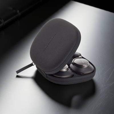 Bowers & Wilkins PX8 Kopfhörer in ihrer schützenden, kompakten Transporttasche.