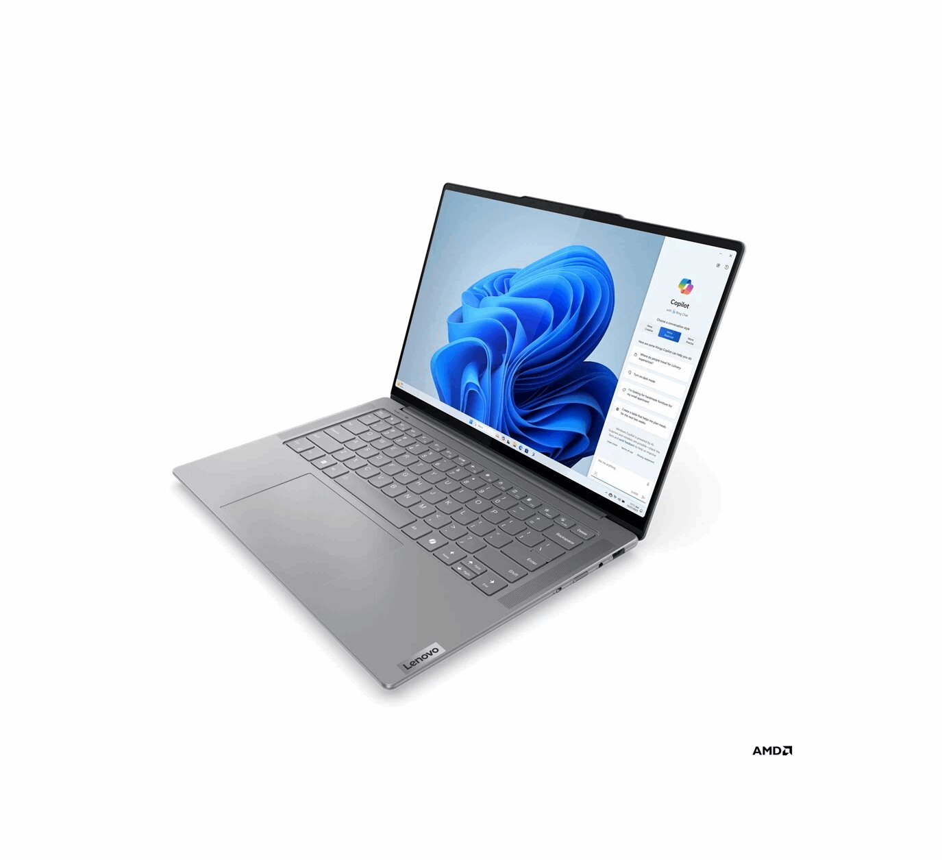 Schrägansicht: Lenovo Yoga Pro 7 in schräger Perspektive, geöffnet, zeigt Tastatur und Touchpad.