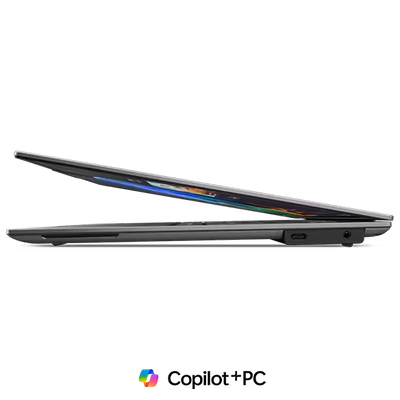 Seitenprofil des ultra-flachen Lenovo ThinkPad X9-15 G1 in der Farbe Graphitgrau, das die schlanke Bauweise und die USB-C Anschlüsse zeigt.