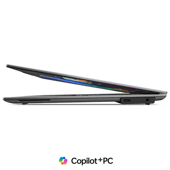 Seitenprofil des ultra-flachen Lenovo ThinkPad X9-15 G1 in der Farbe Graphitgrau, das die schlanke Bauweise und die USB-C Anschlüsse zeigt.