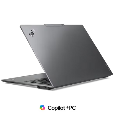 Halbgeschlossener Gehäusedeckel des ThinkPad X9-15 G1 aus sandgestrahltem Aluminium mit dezentem ThinkPad-Logo in der Ecke.