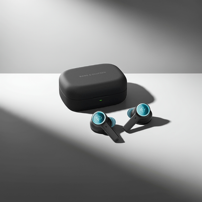 Bang & Olufsen BeoPlay EX True Wireless In-Ear-Kopfhörer in der Farbe Anthracite/Oxygen, die neben ihrem passenden Ladeetui liegen. Die Ohrhörer haben türkisfarbene (Oxygen) Akzente und zeigen das silberne 'B&O'-Logo.