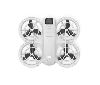 Die DJI Neo Drohne von unten gesehen mit Propellern, Sensoren und Knöpfe