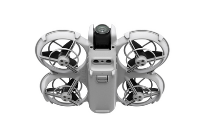 Unterseite der DJI Neo Drohne mit Propellern und Sensoren.
