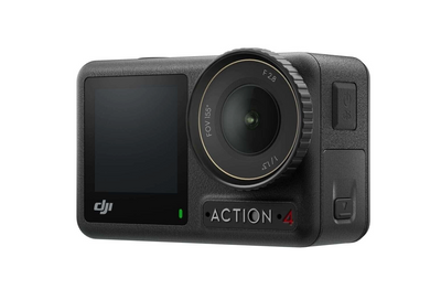 Frontale Ansicht der schwarzen DJI Osmo Action 4 Action-Kamera, die das große Objektiv mit den Spezifikationen, das vordere Display und die Bedienelemente an der Seite zeigt.