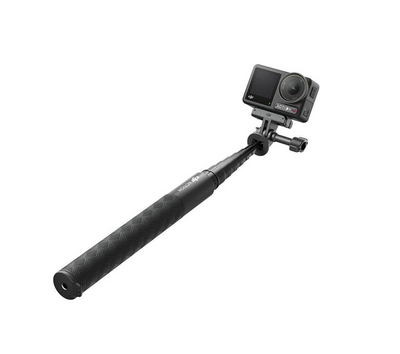 Eine schwarze DJI Action 4 Adventure Combo Kamera, die auf einem ausziehbaren Selfie-Stick montiert ist. Die Kamera zeigt ihr Frontdisplay, und der Griff des Sticks hat eine gerändelte Textur.