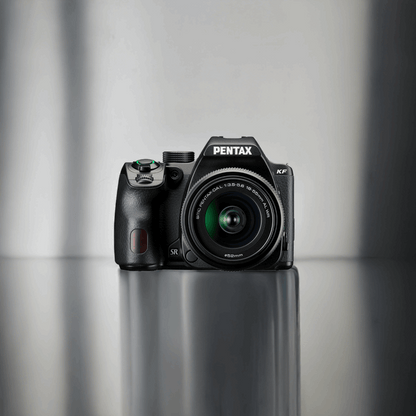 Pentax KF APS-C digitales SLR-Kamerakit mit 18-55 mm WR Zoomobjektiv wetterfest