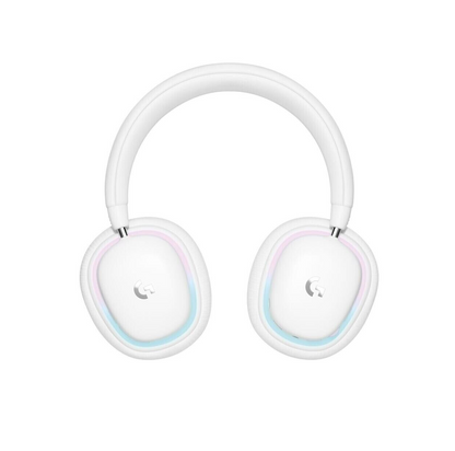 Draufsicht auf das weiße Logitech G735 Wireless Gaming Headset. Die beiden Ohrmuscheln, die jeweils das beleuchtete Logitech G-Logo zeigen, sind durch den gebogenen Kopfbügel verbunden. Eine dezente, mehrfarbige RGB-Beleuchtung umgibt die Außenseite der Muscheln.