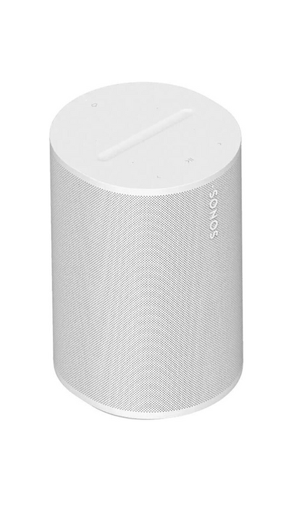 Draufsicht auf den weißen Sonos Era 100 Lautsprecher. Die Oberseite zeigt eine Touch-Bedienfläche mit einer länglichen Leiste und Bediensymbolen. Die Seitenwand ist mit einem feinen Lochgitter bedeckt und trägt das vertikale Sonos-Logo.