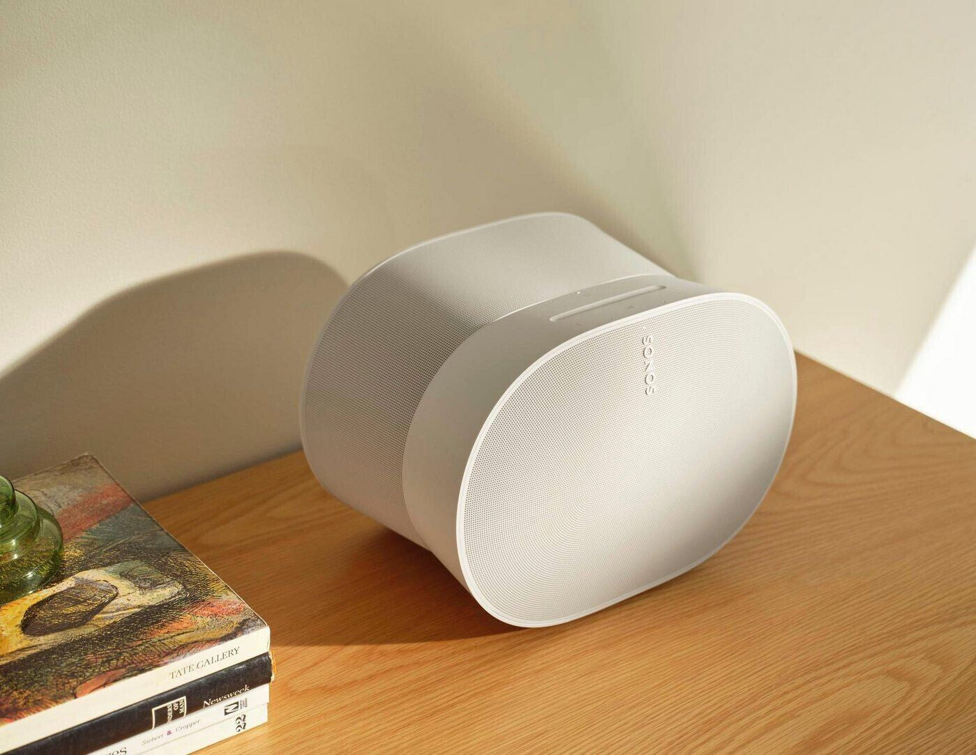 Weißer Sonos Era 300 Smart Speaker auf einem modernen Sideboard, integriert in ein stilvolles Interieur.